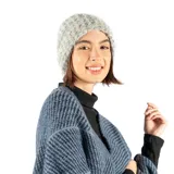 Gorro de lana tejido a crochet color gris claro.