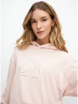 Buzo Calvin Klein de mujer, color rosa pálido, con capucha, mangas largas y logo "CK" en relieve en el frente.