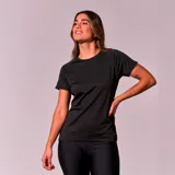 Remera deportiva negra de poliéster con mangas cortas y cuello redondo.