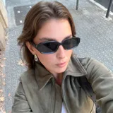 Gafas de sol rectangulares con montura gris y lentes negras polarizadas.