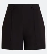 Shorts negros de sastrería con detalle de botones en los laterales y pliegues.