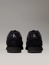 Zapatillas urbanas Calvin Klein, estilo retro runner, color negro con logo CK en el lateral.