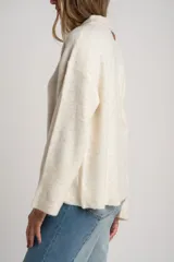 Sweater de tejido de punto grueso, color marrón y azul marino, con diseño de rayas horizontales anchas. Presenta cuello polo y abertura frontal con dos botones nacarados.