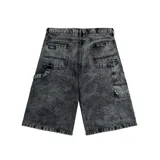 Bermuda de jean negra con efecto lavado, corte holgado, bolsillos traseros y laterales, y detalle de logo bordado en blanco.