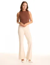 Pantalón wide leg color beige de tiro alto con cintura elastizada y costura central pespuntada a lo largo de la pierna.