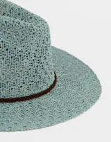 Sombrero de paja celeste con ala ancha y cinta trenzada marrón.