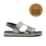 Sandalias bajas de cuero color dorado, con tiras anchas cruzadas en el empeine y pulsera al tobillo con hebilla.