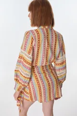 Camisa de lino italiano con estampado de rayas verticales multicolores y detalles de encaje en las mangas.