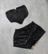 Conjunto de corset y short negro con lentejuelas.