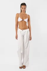 Pantalón blanco de tiro medio con corte recto y cintura con lazo.