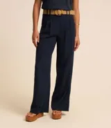 Pantalón wide leg negro de viscolino, con tiro alto, trabillas en la cintura, cierre tradicional y pliegues.