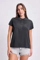 Camiseta tipo polo negra de manga corta con cuello clásico y botonadura parcial.