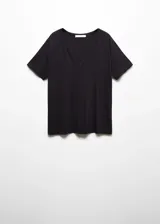 Remera blanca de corte recto, con cuello en V y mangas cortas.
