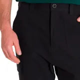 Pantalón cargo de hombre, color negro, corte recto, con bolsillos laterales tipo parche con solapa y bolsillos traseros con solapa. Fabricado en tejido de algodón resistente.