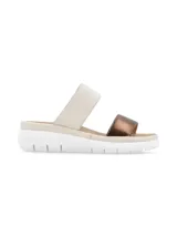 Sandalia con plataforma blanca, tira ancha de cuero color beige y tira delantera de cuero metalizado color bronce.