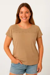 Remera color tostado con detalle de calado en la parte superior del pecho y en las mangas.