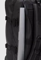 Mochila de viaje negra con múltiples compartimentos y correas ajustables. Incluye compartimento acolchado para laptop, espalda y mangos acolchados, hebillas en el pecho, panel trasero transpirable, compartimentos de micromalla para ropa, compartimento a prueba de derrames, bolsillos exteriores de acceso rápido, organizadores internos y asa de enganche a la maleta.