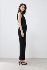 Pantalón sastrero negro de corte recto.