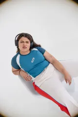 Remera corta azul con mangas y cuello en azul oscuro, con logo estampado en el centro.