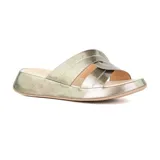 Sandalia de diseño elegante con tiras cruzadas en color plateado, ideal para un look casual.