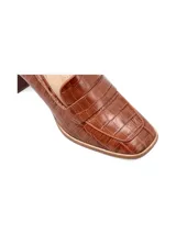 Zapato marrón de cuero con taco cuadrado de madera y detalle de cuero texturizado en la parte delantera.