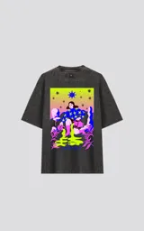 Remera negra con efecto nevado, de manga corta y cuello redondo, con calce oversize. Presenta una estampa en la espalda inspirada en el arcano "La Estrella" del Tarot, con una figura femenina vertiendo agua de dos cántaros, rodeada de estrellas y vegetación en colores vibrantes como amarillo, azul, rosa y verde.