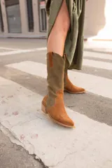 Bota tejana de caña media color camel y verde con bordados en la puntera.