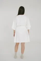 Bata corta color gris melange, con mangas cortas amplias y lazo para ajustar en la cintura.