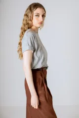 Remera color verde oliva de algodón orgánico, manga corta y cuello redondo.