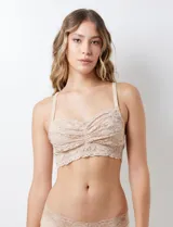 Conjunto de ropa interior de encaje floral blanco, compuesto por un bralette sin aro ni relleno, con breteles regulables y cierre trasero de tres posiciones, y una bombacha con detalle de encaje floral.