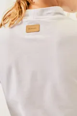 Polera negra de algodón y elastano, con cuello alto y mangas largas, corte ajustado al cuerpo.