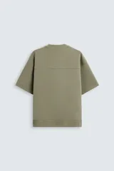 Sudadera relaxed fit color crudo confeccionada en tejido interlock de algodón con elasticidad, cuello redondo, manga corta y bajo acabado en rib.