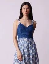 Vestido midi de modal estampado con breteles finos, escote en V y detalle de crochet en el corpiño. Espalda con punto smock.