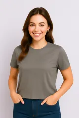 Remera gris de algodón, de corte holgado, manga corta y cuello redondo.