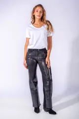 Pantalón de jean negro con apliques de lentejuelas plateadas.