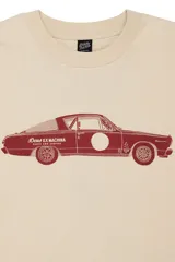 Remera color crema con estampado de un auto de carrera color rojo.