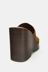 Sandalia de cuña color marrón con plataforma y tira ancha de ante.