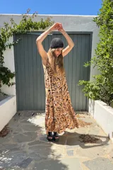 Vestido largo color camel con estampado abstracto en negro, blanco y rosa.