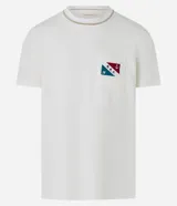 Remera de algodón color crudo, con cuello redondo y manga corta. Presenta un bolsillo en el pecho con estampa náutica y lettering "M.R.F.".