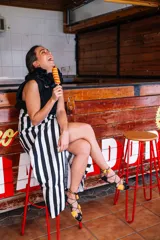 Sandalias planas con tiras de terciopelo de seda, seda flocada y glitter en colores negro, amarillo y animal print.