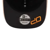 Gorro de visera curva New Era, modelo 9SEVENTY, color naranja con paneles traseros de malla negra, logo de McLaren bordado en el frente y número 81 bordado en la visera.