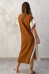 Vestido tejido color crudo con rayas verticales marrones y grises, corte holgado y escote en V.