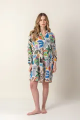 Camisa larga con estampado multicolor, cuello en V y mangas largas.