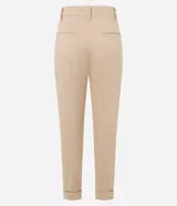Pantalón de jean color beige, corte mom, con trabillas en la cintura, pliegues delanteros, cierre tradicional y bajo con dobladillo.