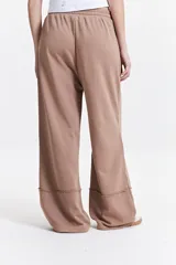 Pantalón de felpa celeste con cintura elastizada ajustable y bolsillos laterales.
