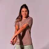 Remera deportiva marrón de poliéster, de corte holgado y mangas cortas.