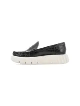 Mocasín de cuero negro con textura croco y plataforma blanca texturada.