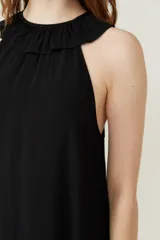 Vestido corto negro con cuello halter y volados.