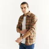 Camisa de algodón 100% en tonos tierra y verde, de corte clásico con estampado a cuadros.