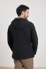 Campera negra de neopreno con capucha y puños con orificio para el pulgar.